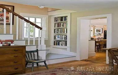 見縫插針打造閱讀區(qū)，門上也能裝書柜！