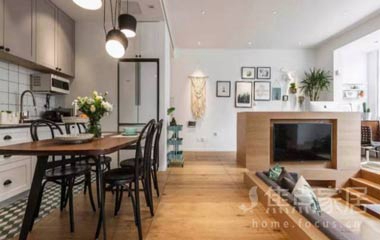 他把客廳抬高了一點，60㎡的房子就多出了儲物間、餐廳、和工作區！