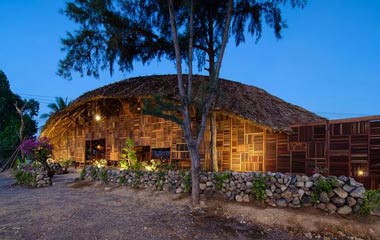 越南創意環?？Х任?有著不尋常弧狀茅草屋頂