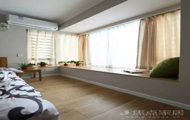 頂層小復式，客廳飄窗好漂亮