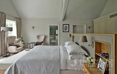 臥室床還在靠墻放？這樣擺還能多出個衣帽